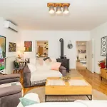 3 Bedroom Cozy In 아파트