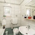 3 Bedroom Cozy In * 챠브타트