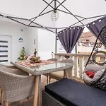 3 Bedroom Cozy In * 챠브타트